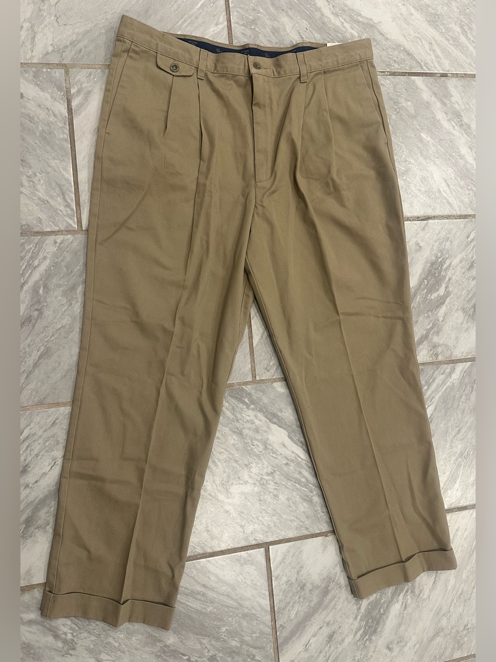 NWT Dockers Mens Khaki Loose Fit Pleated Straight Twill Pants 40Wx30L
